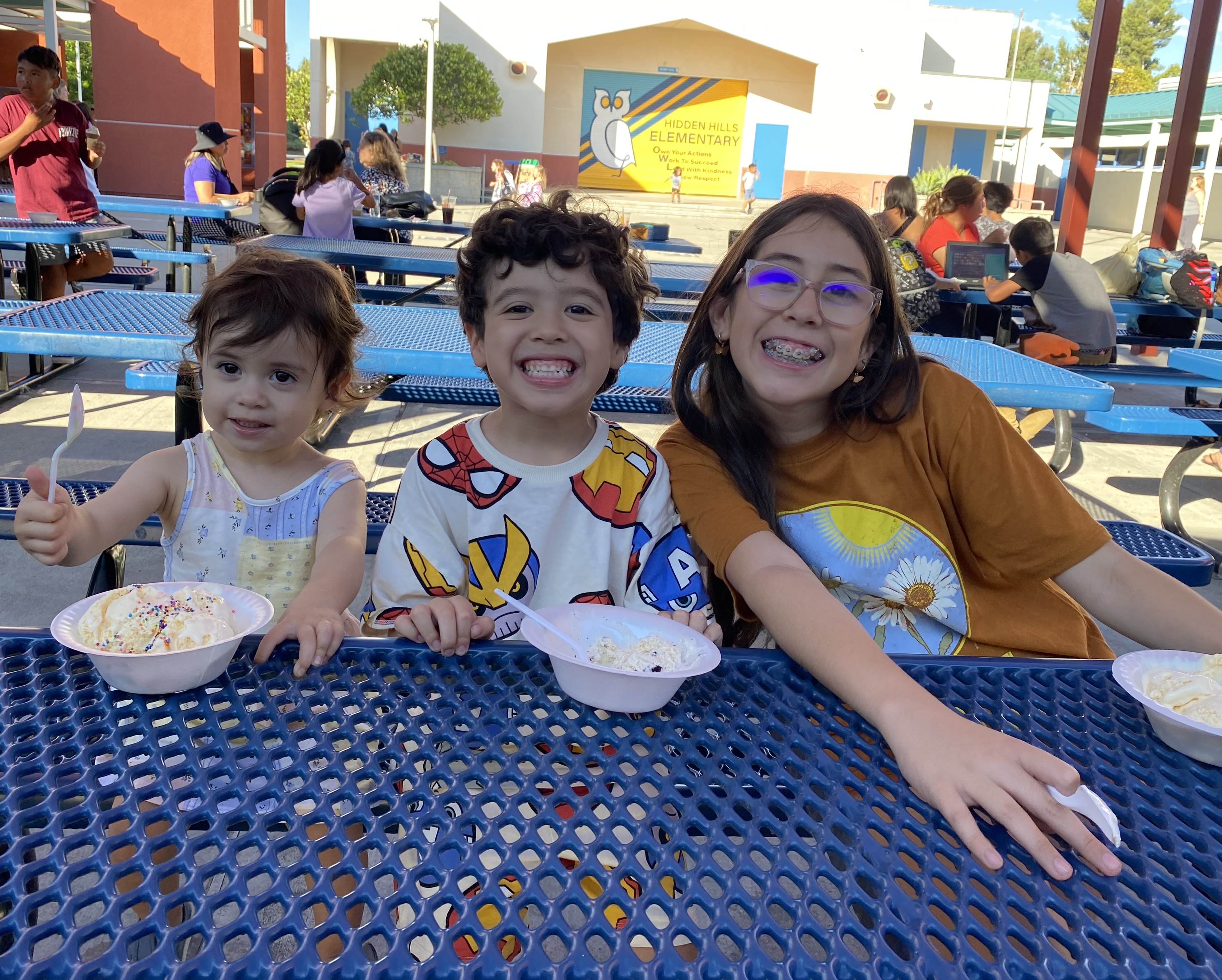 3 kids eating ice cream