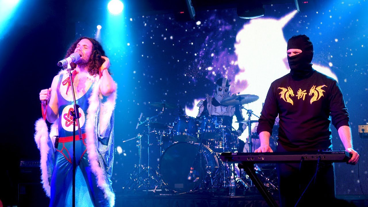 Dan Avidan performing